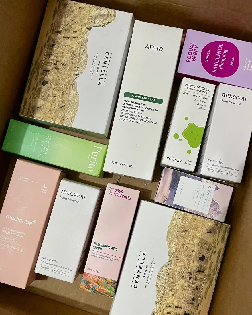 Caja con productos de skincare coreano