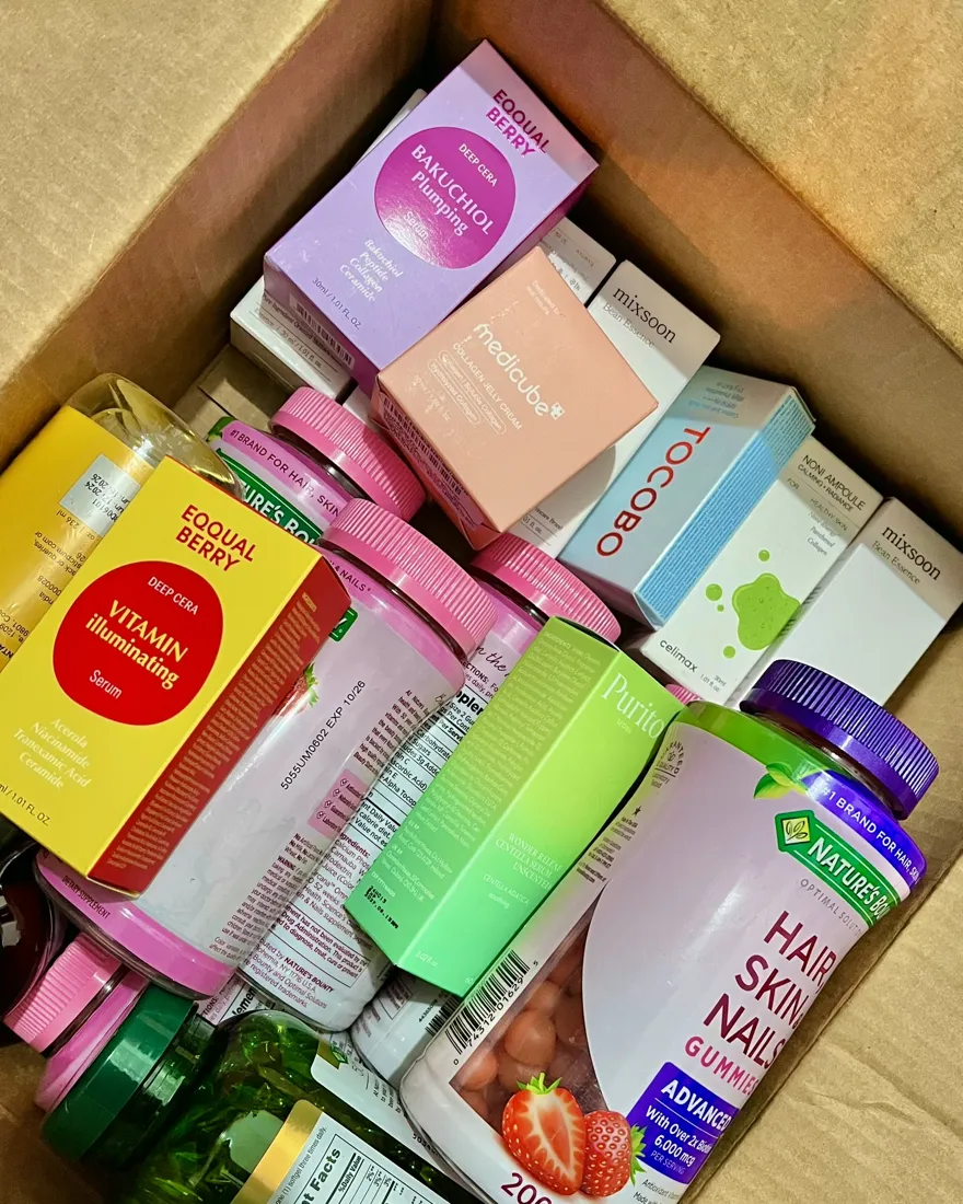 Caja con suplementos y sérums